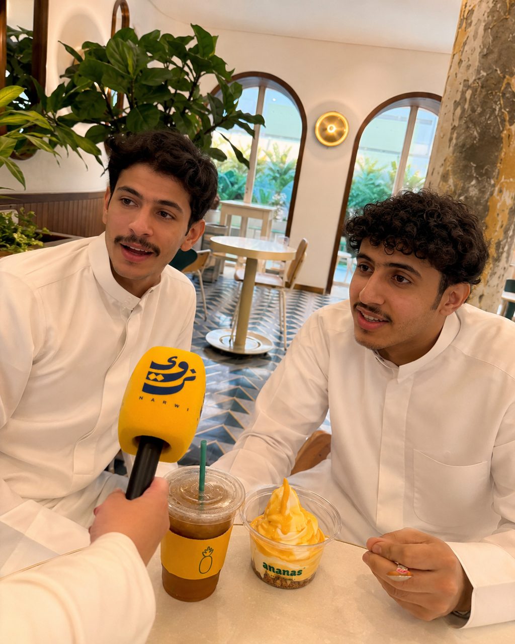 شابان يجيبان على سؤال مايك نَروي
